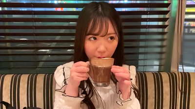 Вона подруга, яка входила до того ж клубу в університеті. І вона найпривабливіша дівчина в клубі. Це японська сексуальна атмосфера.